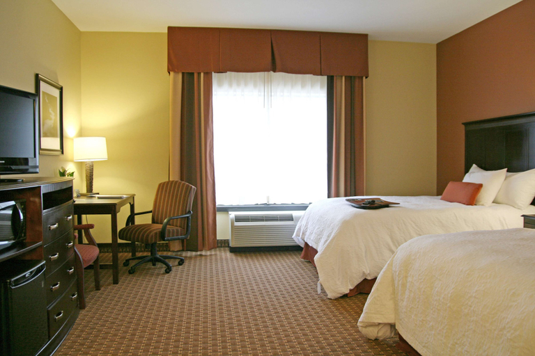 Bedroom 3, Hampton Inn & Suites Sevierville @ Stadium Drive, Sevier