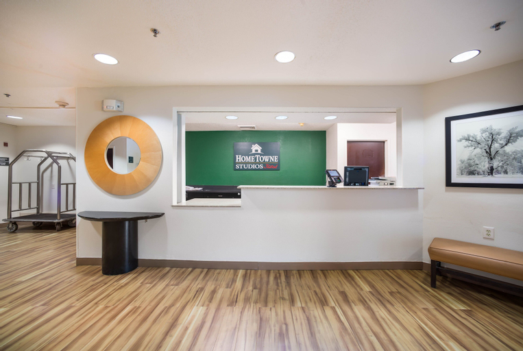 Public Area 2, HomeTowne Studios by Red Roof St. Louis - Airport/ N Lindbergh, Saint Louis
