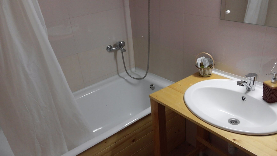 Bathroom 3, Belegania, Oarja