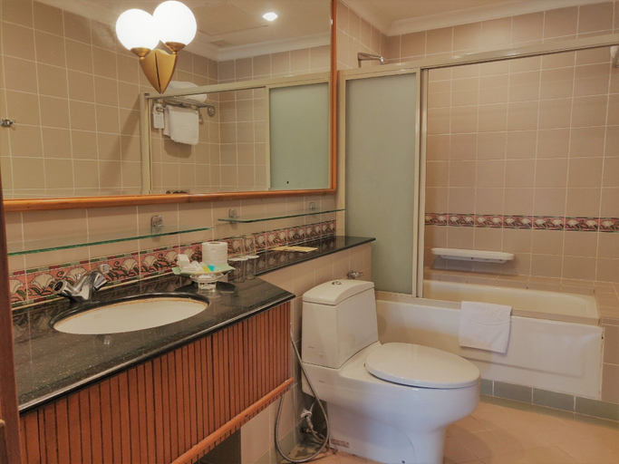 Bathroom 5, Tiara Labuan, Labuan