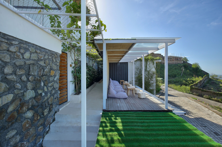 Exterior & Views 24