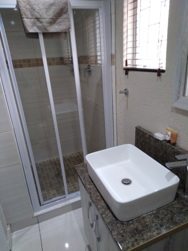 Bathroom 4, Horseshoe Inn, Frances Baard