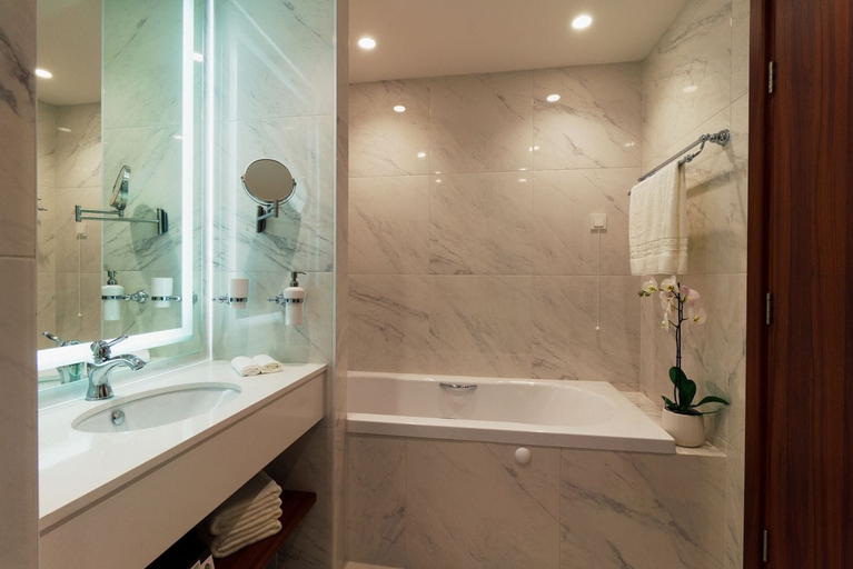 Bathroom 5, Astor Garden Hotel, Varna
