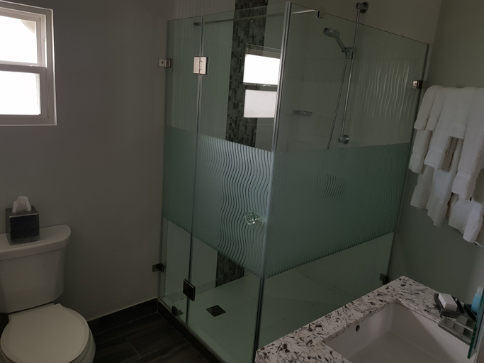 Bathroom 4, King's Hotel & Residences, City of Georgetown