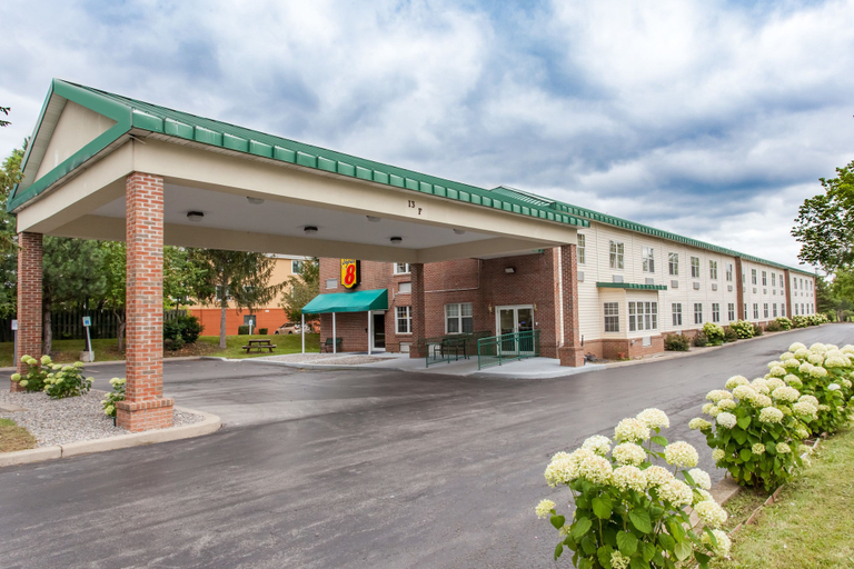 Exterior & Views 2, Syracuse Inn, Onondaga