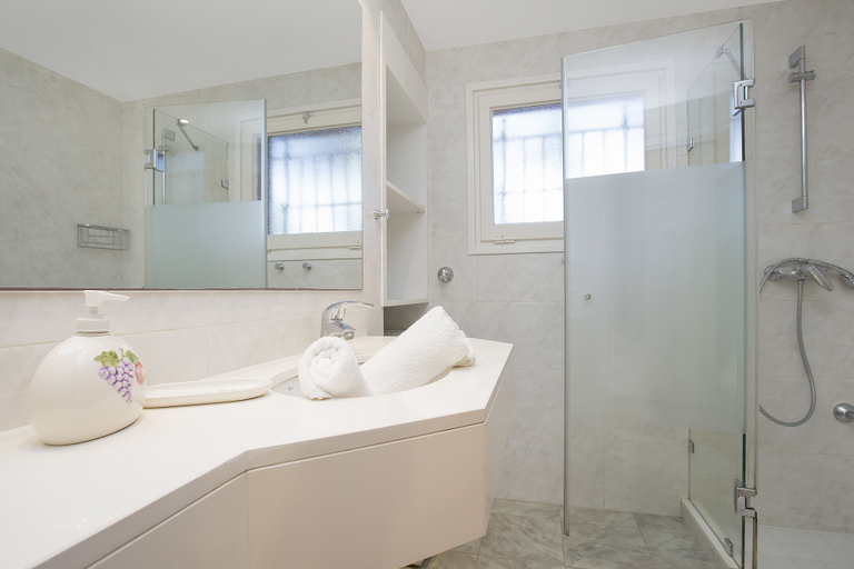 Bathroom, Villa Can Benet Pl, Girona