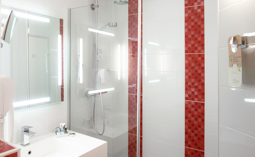 Bathroom 5, Hotel Mercure Trouville Sur Mer, Calvados