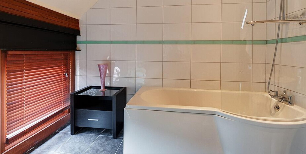 Bathroom 3, HILLS FARM STAYS, Devon