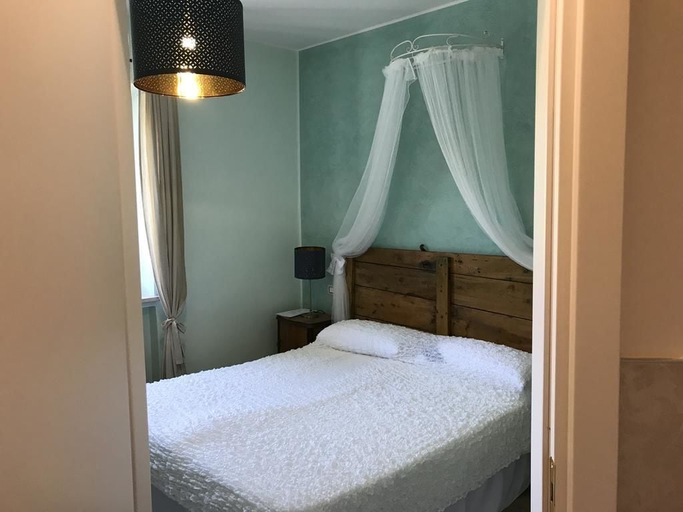 Bedroom 4, Tra i Campi Di Papaveri, Parma