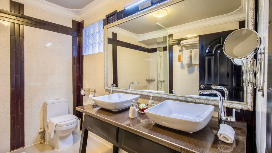 Bathroom 5, White Mansion, Phnom Penh
