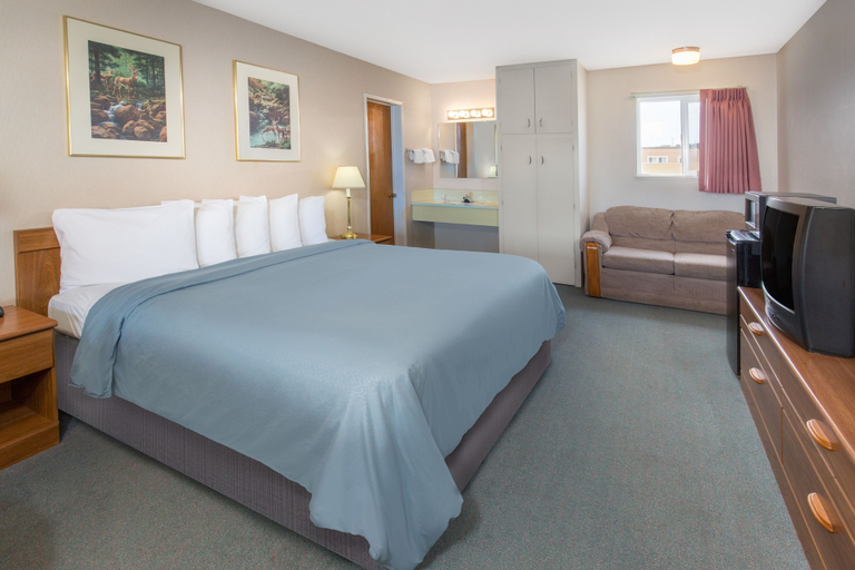 Bedroom 4, Redwood Inn, Del Norte