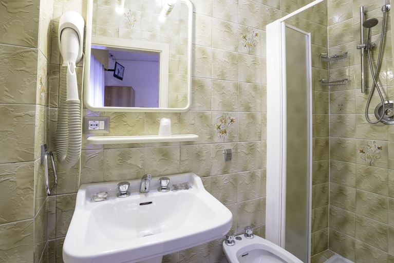 Bathroom 4, Hotel Doria, Trento
