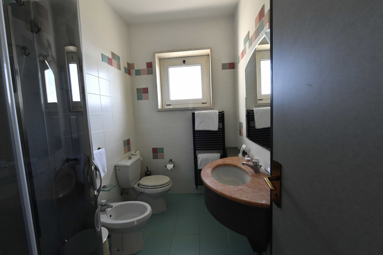 Bathroom 5, Hotel Europa, Venezia