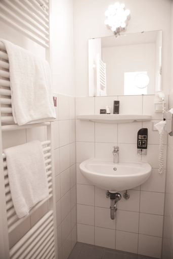 Bathroom 5, Hotel Les Nations, Berlin