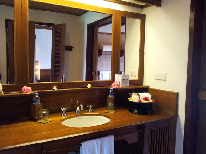 Bathroom 5, Inle Lake View Resort & Spa, Taunggye