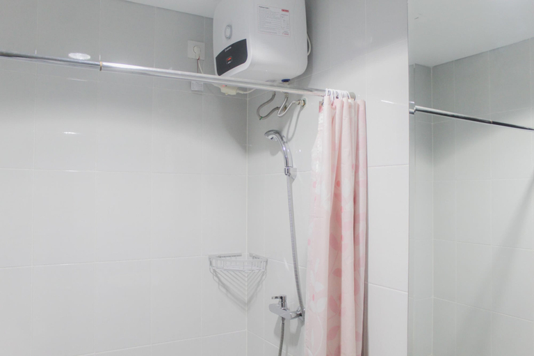 Bathroom 5, Best Studio Unit with Pool View Casa De Parco Apartment By Travelio, Tangerang