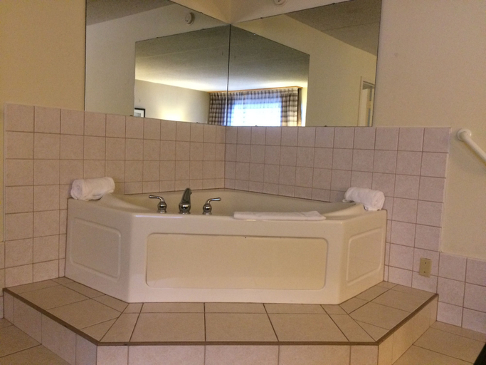 Bathroom 4, Quality Inn Rhinelander, Oneida