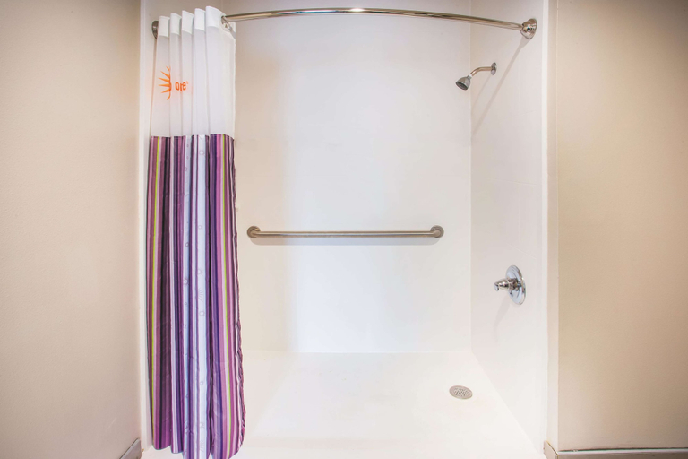 Bathroom 4, La Quinta Inn & Suites by Wyndham Cincinnati NE - Mason, Warren