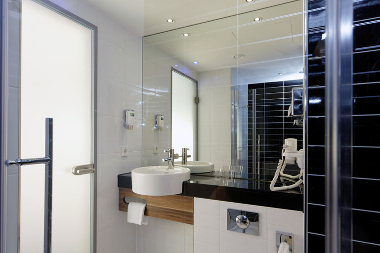 Bathroom 4, Holiday Inn Express AUGSBURG by IHG, Augsburg