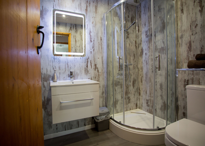Bathroom 4, Beudy Bach, Carmarthenshire