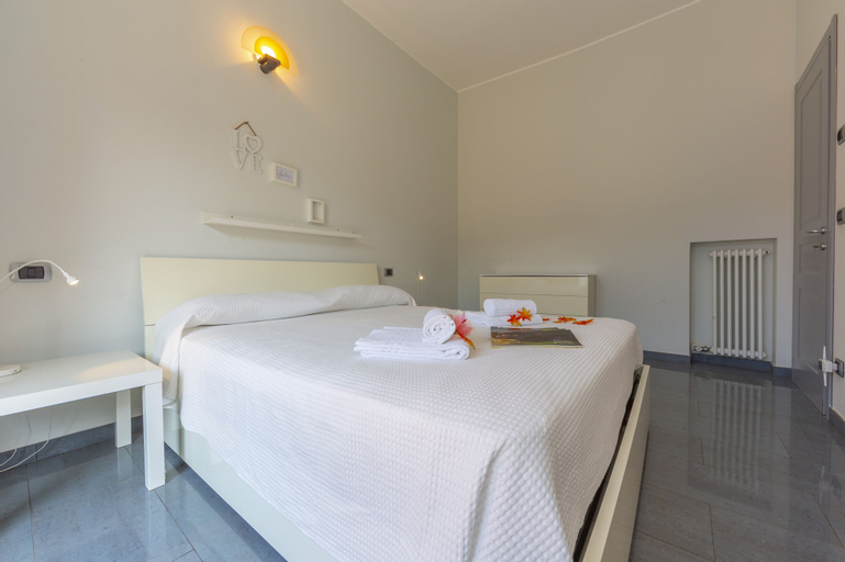 Bedroom 2, Sunset Frame 1, Savona