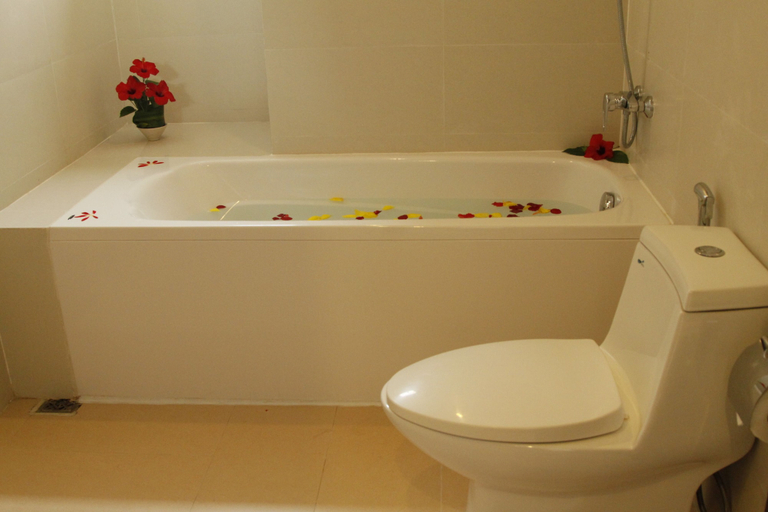 Bathroom 5, Hoang Sa Hotel, Da Nang