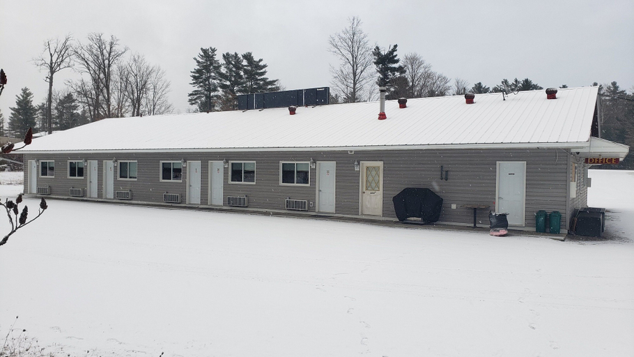 Exterior & Views 1, Calabogie Motor Inn, Renfrew