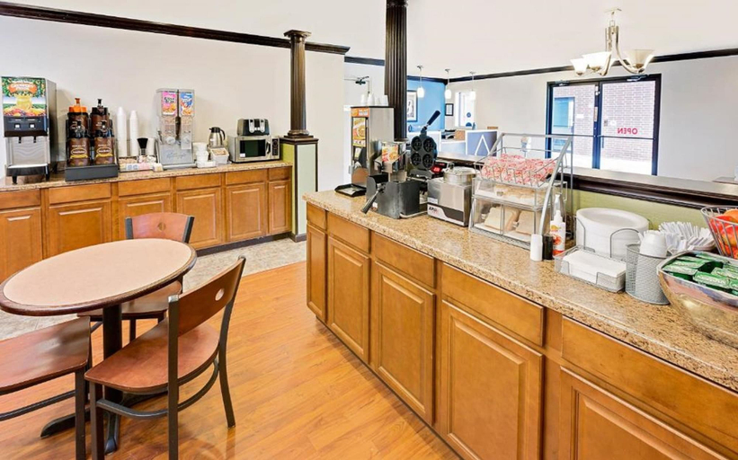 Food & Drinks 5, Super 8 by Wyndham Hazen, Prairie