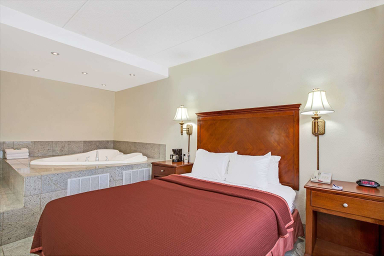 Bedroom 3, Travelodge by Wyndham Parsippany, Morris