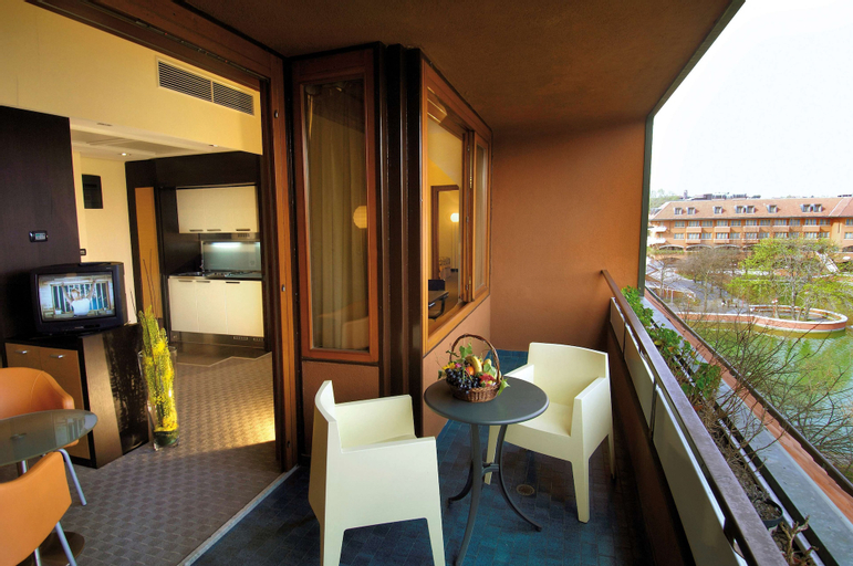 Exterior & Views 7