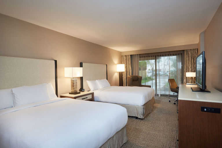 Bedroom 3, DoubleTree by Hilton Fresno Convention Center, Fresno