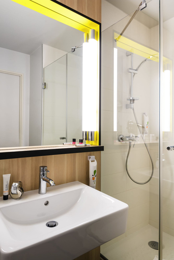 Bathroom 5, ibis Styles Guyancourt Versailles, Yvelines