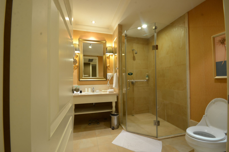Bathroom 4, Fontana Hot Spring Leisure Parks, Mabalacat