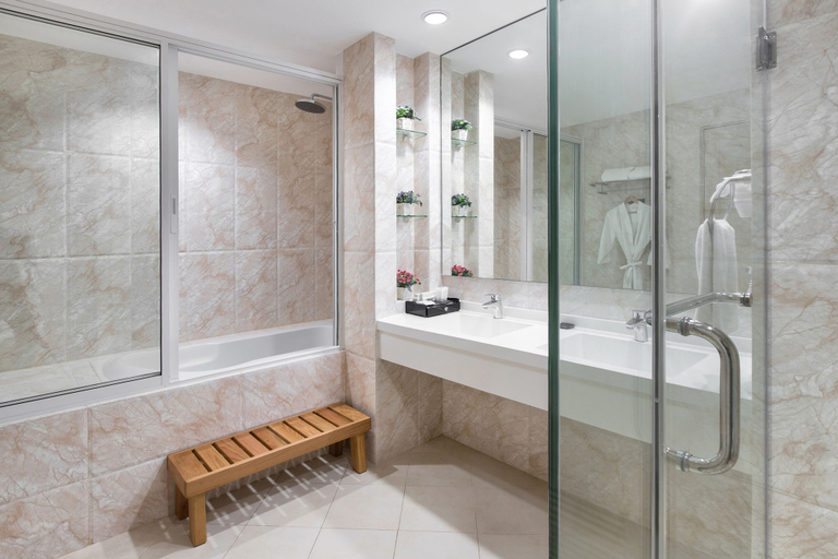 Bathroom 5, Golden Prince Hotel and Suites, Cebu City