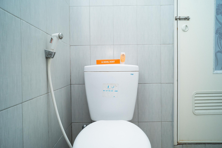 Bathroom 5, KoolKost Syariah near Transmart Tegal, Tegal