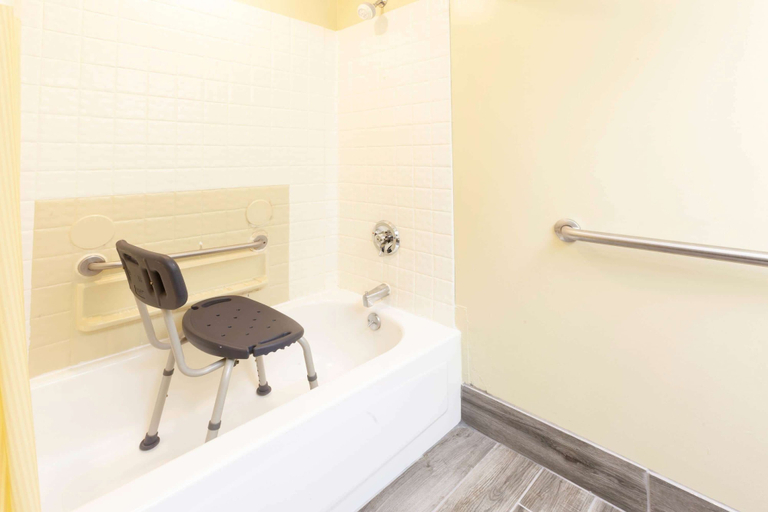 Bathroom 4, Days Inn by Wyndham Milan Sandusky South, Erie