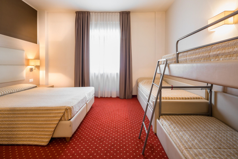 Bedroom 4, Hotel Regina, Bolzano