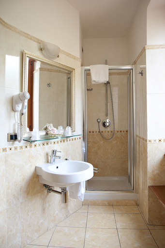 Bathroom 5, Arco di Travertino, Roma