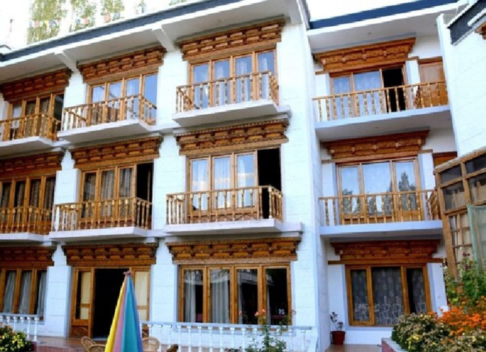 Exterior & Views
