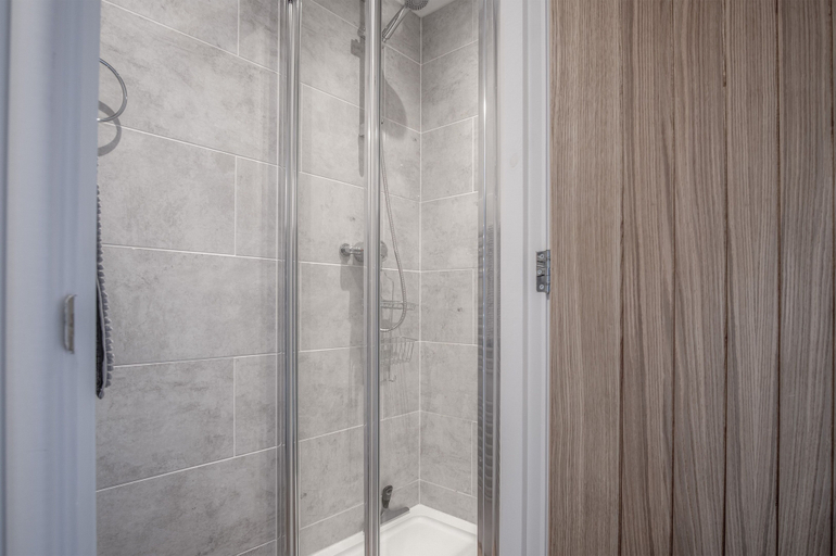 Bathroom 3, Ramsey Apartment - 2 Bedroom - Tenby, Pembrokeshire