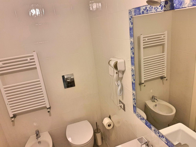 Bathroom 4, Zonaporto, Napoli