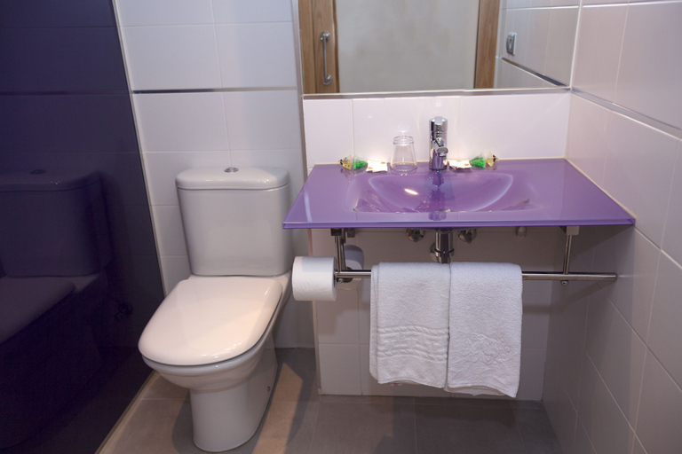 Bathroom 4, Hotel Jatorrena, Álava