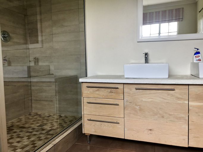 Bathroom 3, Windmill Farm, Uthukela
