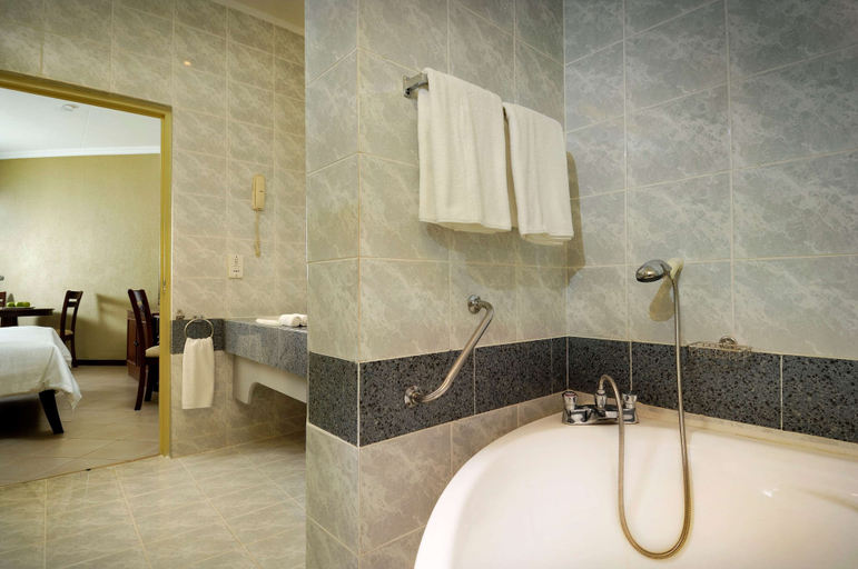 Bathroom 4, Berjaya Beau Vallon Bay Resort & Casino