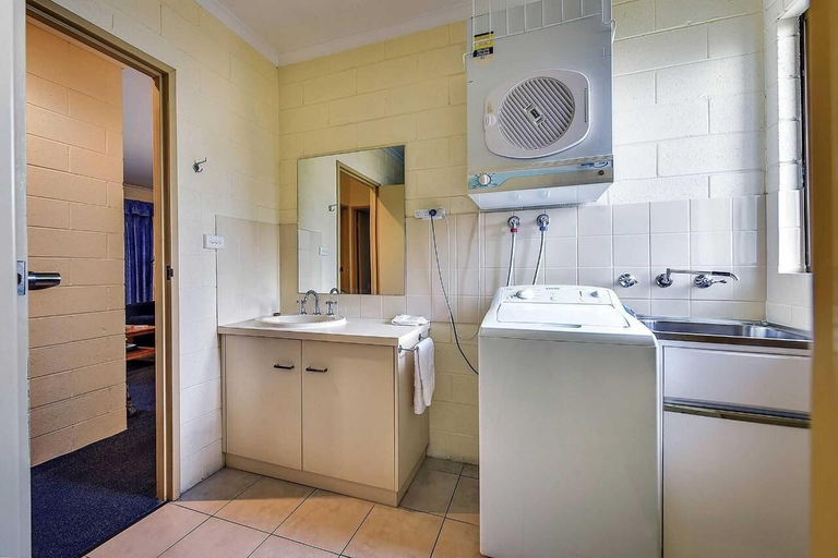Bathroom 5, Allambi Holiday Apartments, E. Gippsland - Bairnsdale