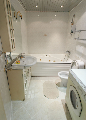 Bathroom 3, Lakshmi Apartments Dinamo 3, Northern