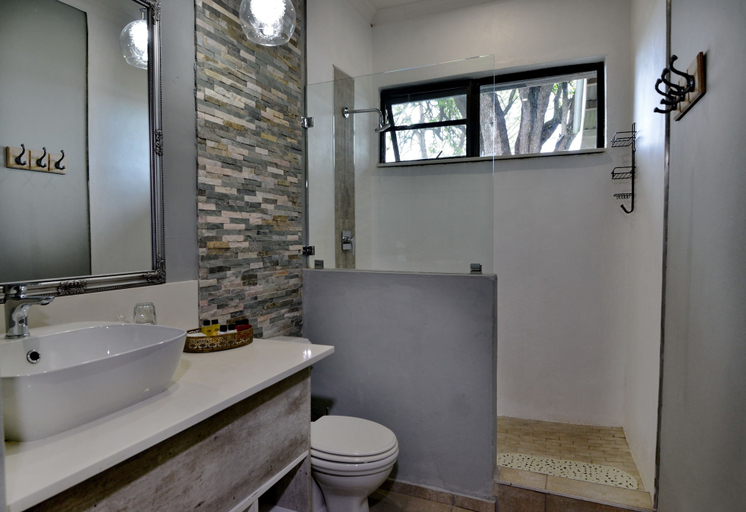 Bathroom 5, River View Lodge, Chobe