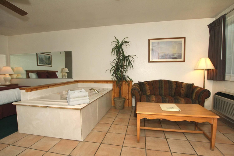 Others 5, Majestic Mountain Inn, Gila