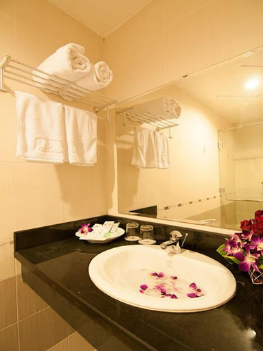 Bathroom 4, Valentine Hotel, District 1