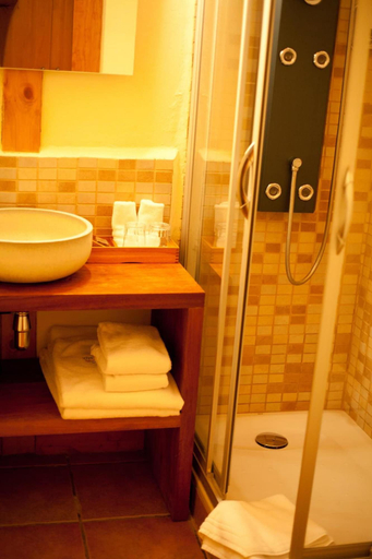 Bathroom 4, Mas del Bot, Teruel